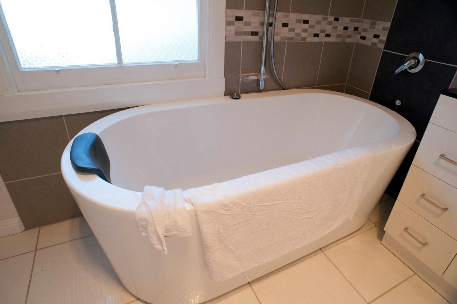 5 Reasons to Choose Bathtub Refinishing Over Replacement