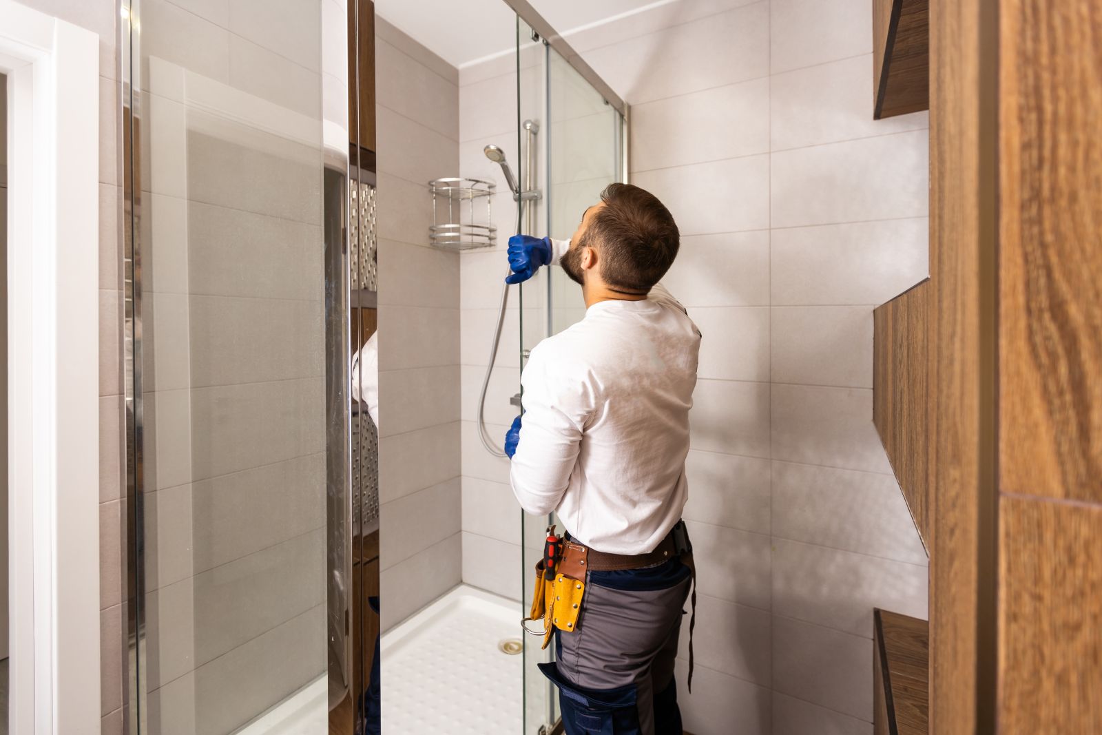 5 Signs It's Time to Refinish Your Bathroom Surfaces